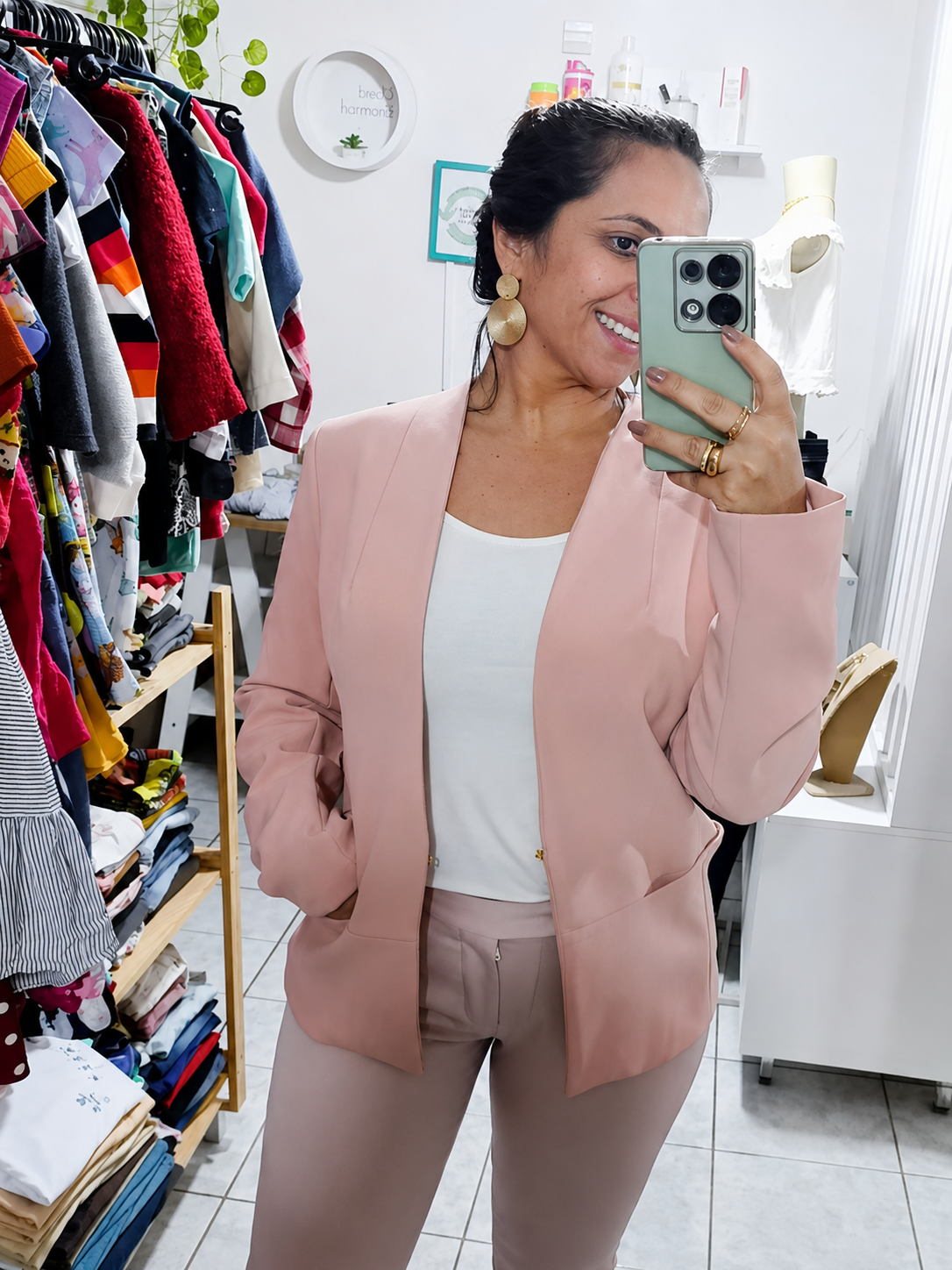 Fundadora da Closet Essencial dentro da loja