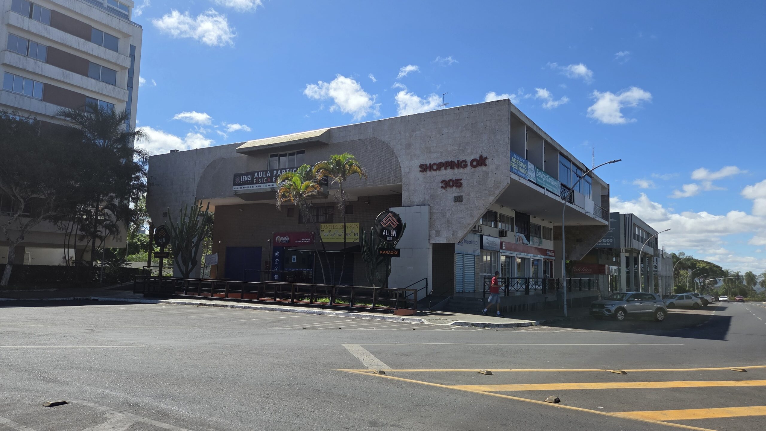 Fachada do Shopping OK 305, prédio onde fica o Brechó Closet Essencial